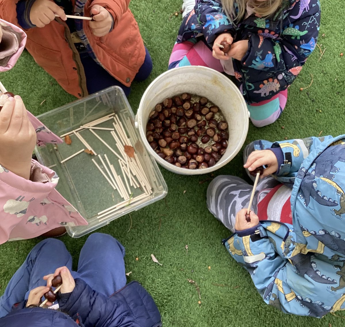 snap_forest's tweet photo. How? collect huge amounts of conkers, (as many will get lost amongst the fallen leaves) drill holes, thread dowels through the conkers, locate an opening in the wreath and poke through. #helpfulhands #autumn #conkerideas https://t.co/1XdZrfLvwu