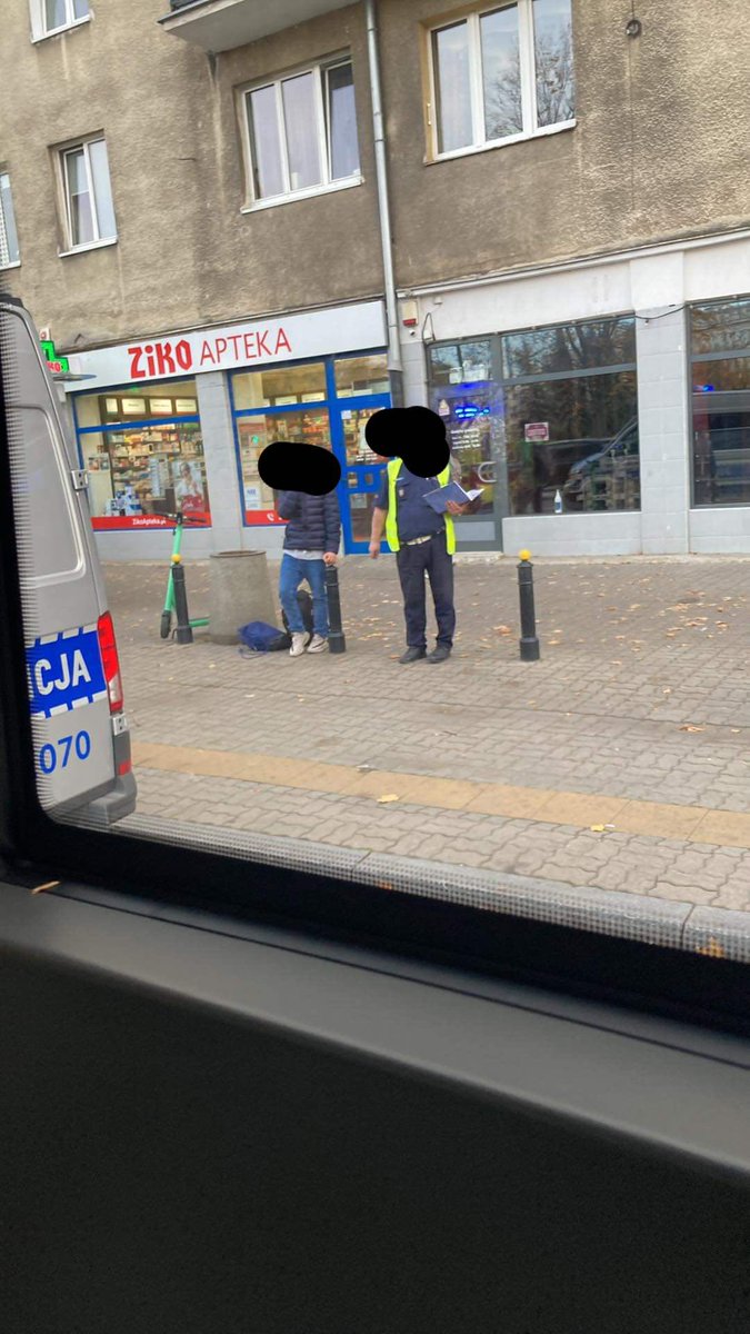 LukaseqqL's tweet photo. ktoś wie co się stało na placu Wilsona? stoi ambulans i radiowóz #placwilsona https://t.co/7ua3VYmBFF