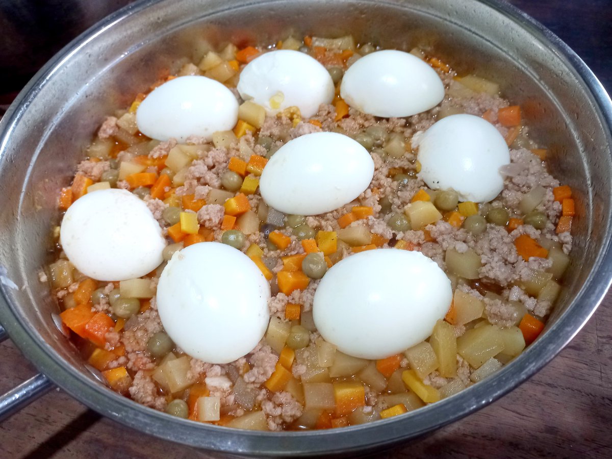 HeavilyYours's tweet photo. Bihira akong mag cook kasi ang partner ko talaga ang nagluluto sa bahay pero sinipag ako nung isang araw kasi may free giniling ang binili kong Magnolia RTC chicken. Na inspire akong mag cook because of the free goodies. #CookingNgInaMo https://t.co/g7HUsUchoN