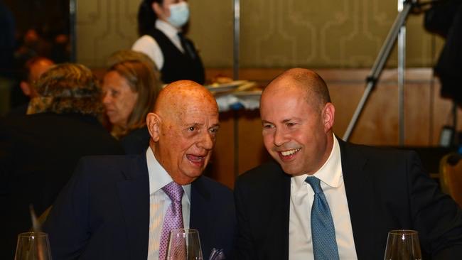 CaraMia200's tweet photo. @Andre21653405 Here is #SolLew with #RookieTreasurer who gave him millions in #JobKeeper. Any reason why billionaire retail oligarch,didnt feel sufficiently moved by taxpayer plight,to pay back money his many businesses werent entitled to? #auspol https://t.co/fvnOEHduFK