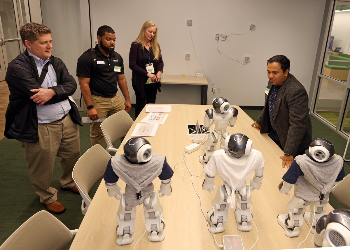 UVALinkLab's tweet photo. The Link Lab Industry-Graduate Student Reception truly demonstrated the wide breadth of research being conducted here. Thank you to the students for their demos and the Industry attendees. https://t.co/Ac1LsgmqpW