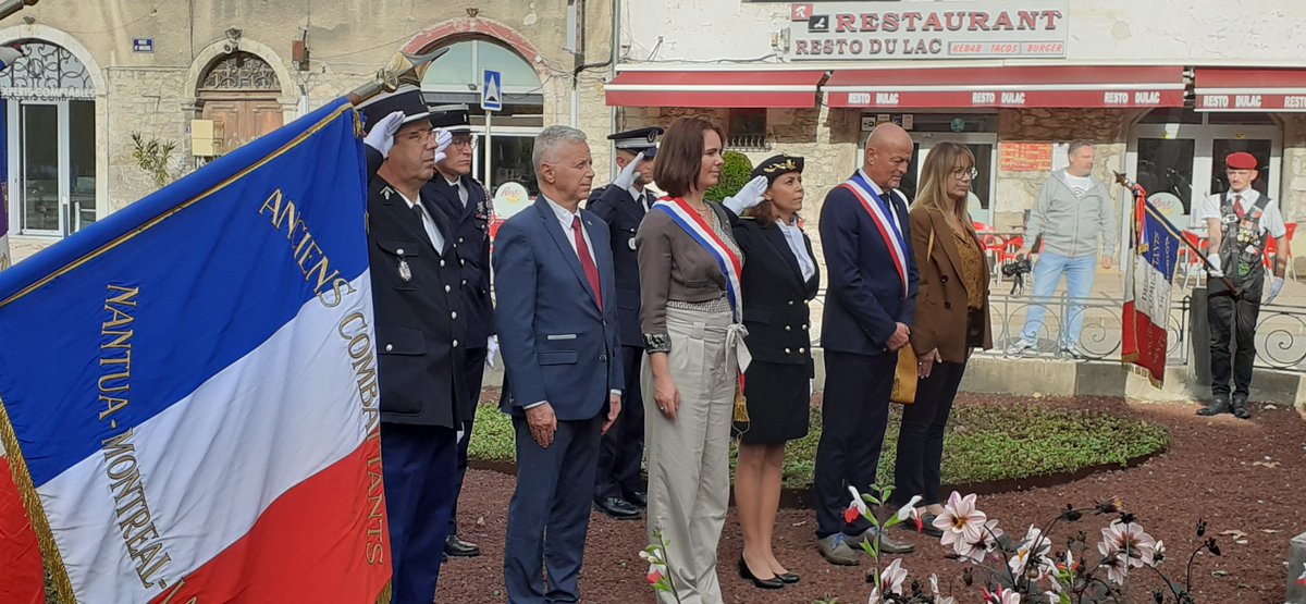 #Cérémonie | Madame Danielle Balu, sous-préfète de l'arrondissement de #Nantua, a pris officiellement ses fonctions aujourd'hui lors de la cérémonie de dépôt de gerbe au Monument aux Morts de #Nantua.
Bienvenue à elle dans le département de l'#Ain.