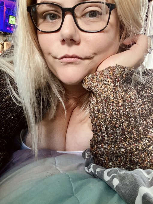 🖕🏻Monday. I need a coffee and a joint 🍂☕️ https://t.co/9hrJpJlsol