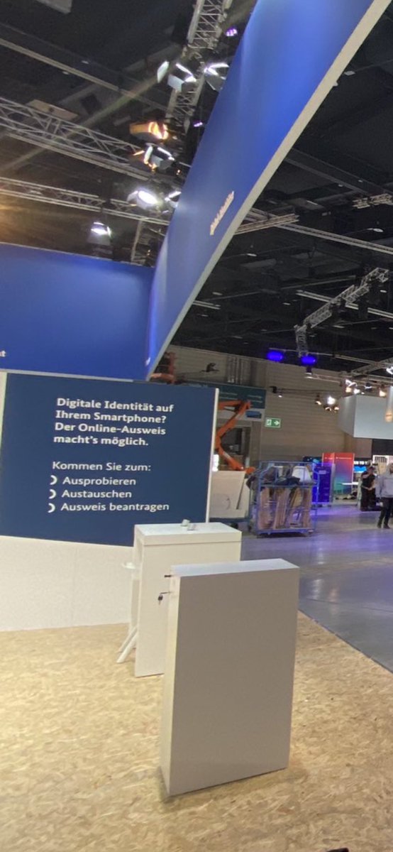 Joerg_Lenz's tweet photo. @Bitkom_Politik Tipp: Vorbeischauen am Stand 303 der @SmartCountryCon - Thema #DigitaleIdentität #DigitaleIdentitäten mit #SmarteID im Test-Version @AusweisApp2 -  PIN-Rücksetzung - @BMI_Bund https://t.co/icRYl1QkRS
