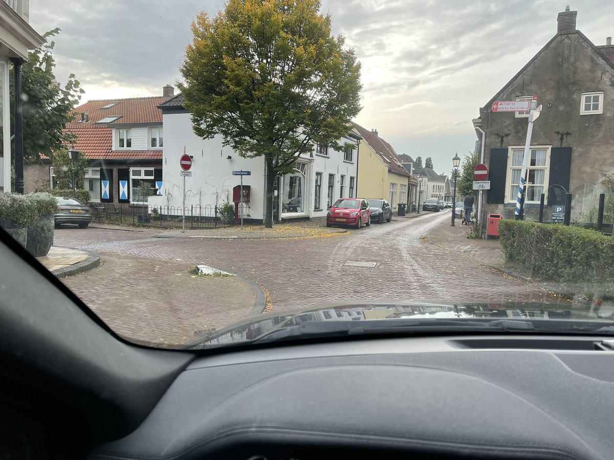 theodeurfd's tweet photo. Is dit de oplossing van het verkeersprobleem in Amerongen? Kan niet voor of achteruit. #amerongen https://t.co/rGxPIekOoA