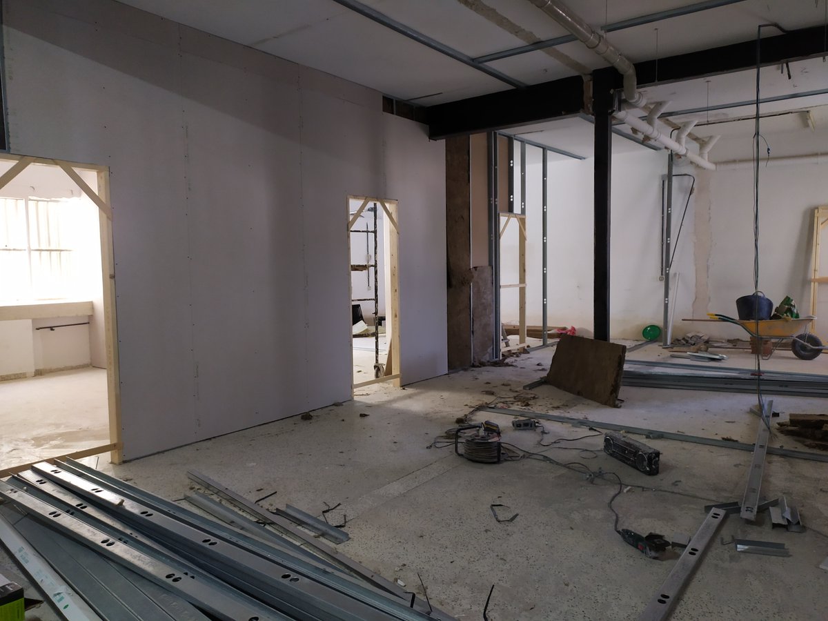 ConserBaza's tweet photo. Este curso vamos a tener un montón de novedades en nuestro centro y empezamos enseñando la primera: cinco nuevas aulas y una biblioteca renovada para uso de toda la comunidad educativa. https://t.co/JzM5lPzjqb