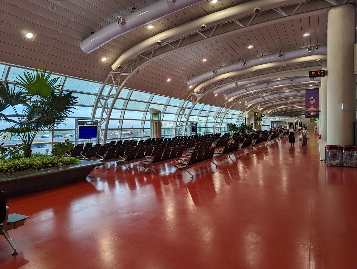 先日のチェジュ島の往復は、 #ティーウェイ航空 に初搭乗。
地方間でも経由便じゃなく直行便なのはLCCの魅力

11月11日から関空ー #チェジュ島 再開とのことなので国際線が1便しかなかったチェジュの空港待合もすぐに人で一杯になりそう

<a href="/visitjeju_jp/">済州観光公社</a>
 
<a href="/kto_osaka/">韓国観光公社 大阪支社</a>
 
<a href="/twayjapan/">ティーウェイ航空(t'way air)公式アカウント(JP)</a>
 #ときめく韓国