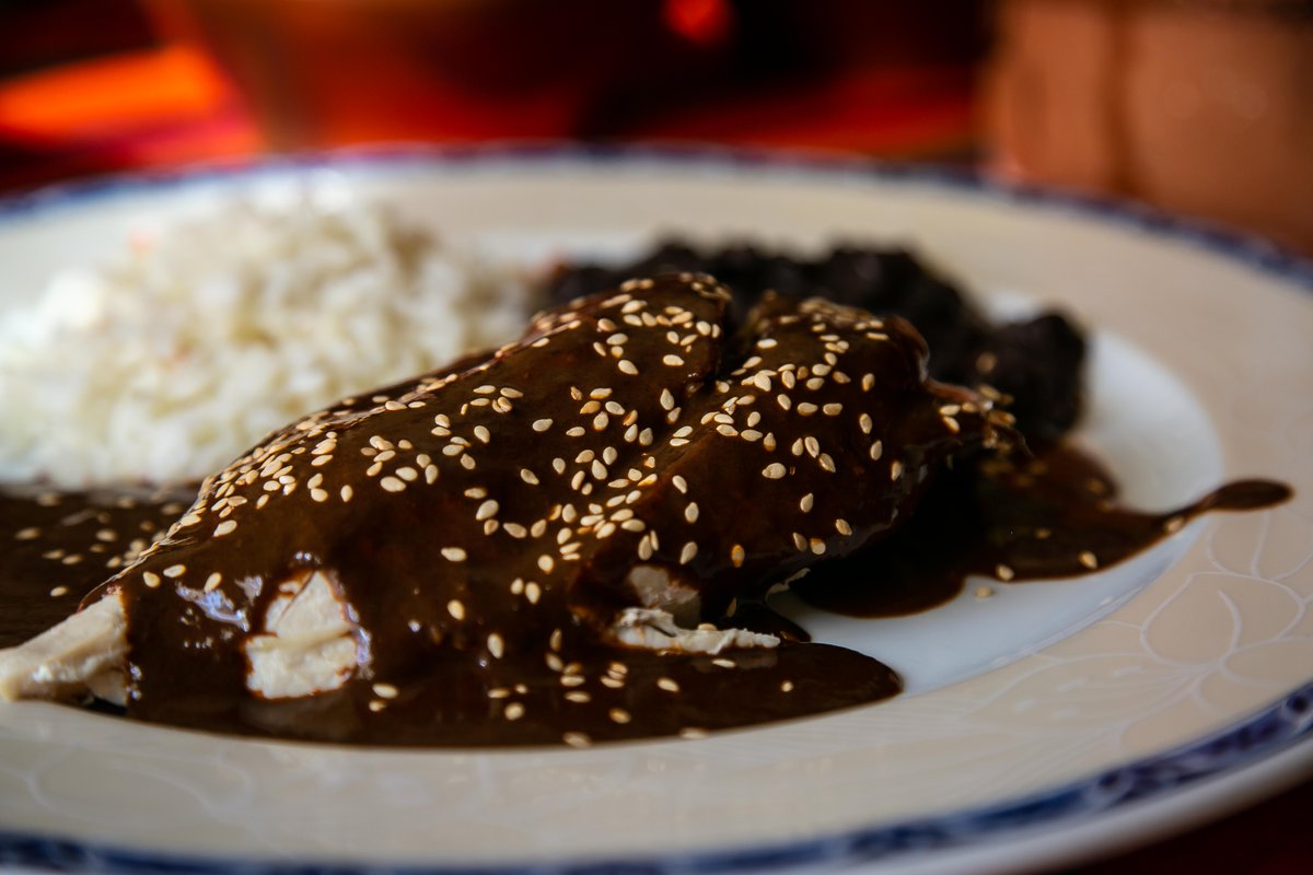 Del 24 al 31 de octubre, disfruta de nuestro Festival del Mole, exquisito platillo emblemático hecho con más de 20 ingredientes, entre ellos chiles secos, hierbas, especias, almendras, clavo y chocolate. ¡No te quedes sin probar este verdadero manjar!
#mole