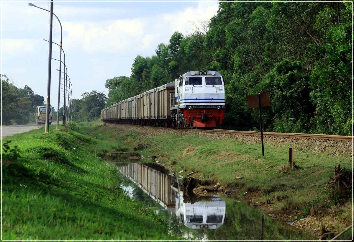 rioprabowohrp's tweet photo. Refleksi Ka Angkutan PULP yang dihela lok CC 204 09 saat baru berangkat dari area Pabrik PT Tanjung Enim Lestari ( TEL )
#fotosepur #cc20409 https://t.co/4UvhdPNHyc
