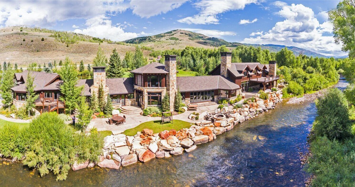 Cokedupoptions's tweet photo. You can own this house for $5 million 

Or you can own a digital version of it in the Metaverse for $32.9 million

The choice is yours https://t.co/t4WbIClA7Q