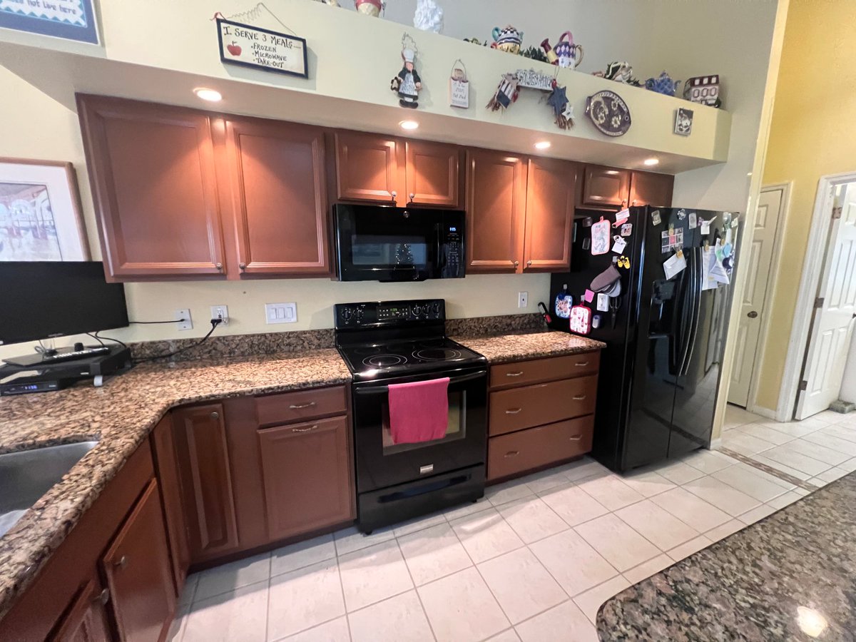 CabinetPaint's tweet photo. Don't trust just anyone with your oak #cabinetpainting projects. Oak is an unpredictable wood and it can be very difficult to paint successfully. Our trained #cabinetpaintingco techs use a process that yields industry-leading results like this #sherwinwilliams #spicedcinnamon one https://t.co/f7XYavjDhy