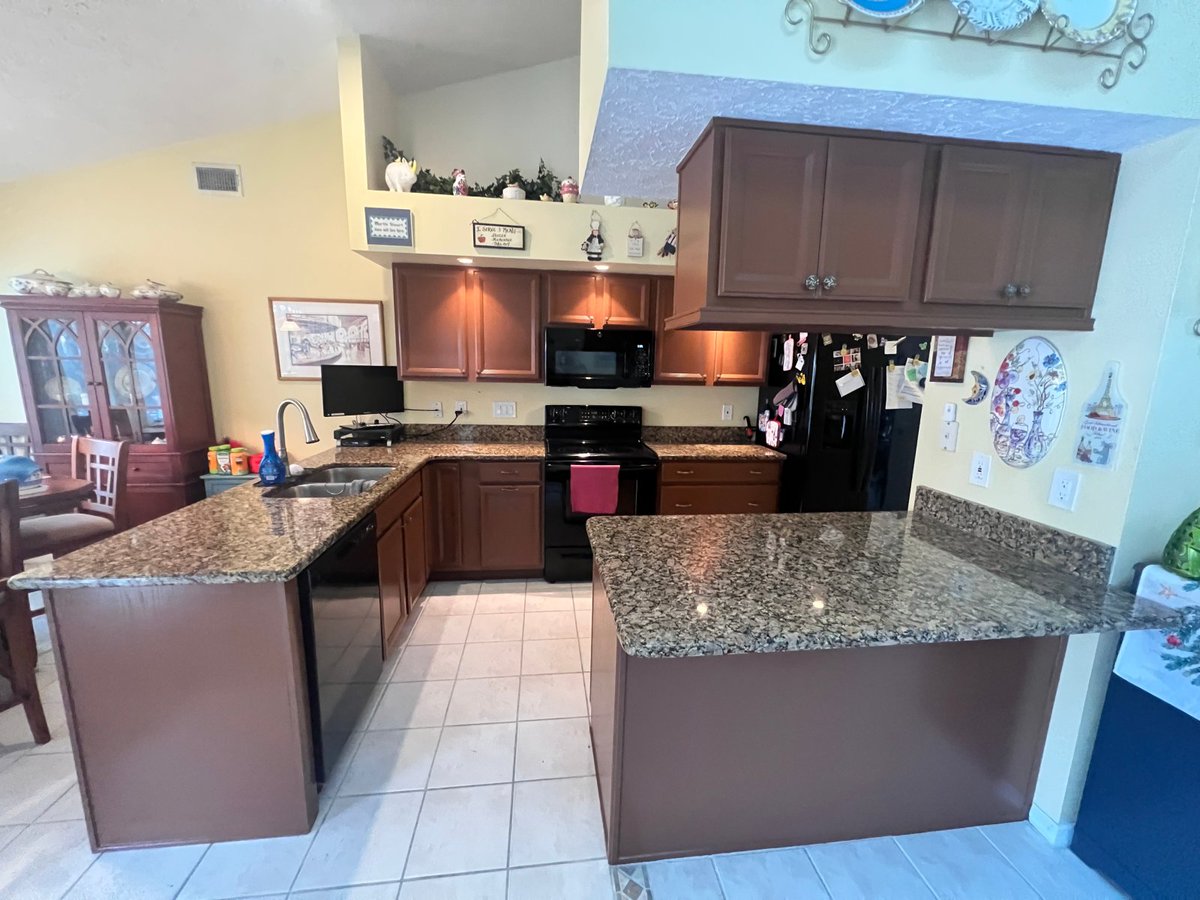 CabinetPaint's tweet photo. Don't trust just anyone with your oak #cabinetpainting projects. Oak is an unpredictable wood and it can be very difficult to paint successfully. Our trained #cabinetpaintingco techs use a process that yields industry-leading results like this #sherwinwilliams #spicedcinnamon one https://t.co/f7XYavjDhy