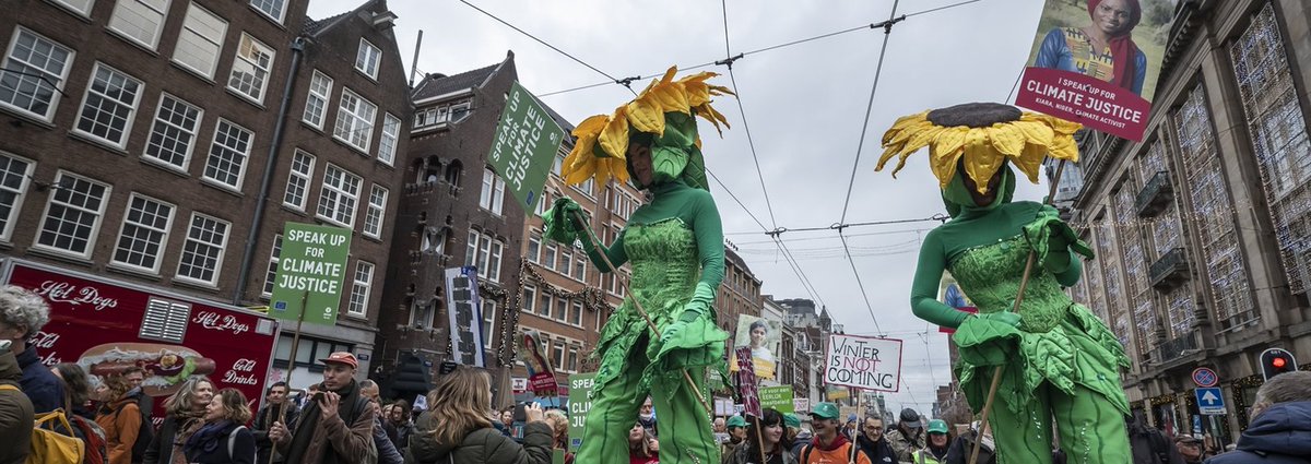 ActionAid_NL's tweet photo. Wil jij meepraten over de toekomst van het klimaat en heb je woensdagavond nog niks te doen? Kom naar @De_Zwijger. Er zijn nog plekken vrij! https://t.co/e7j4ajYVhf https://t.co/Uc2dcMLpZb