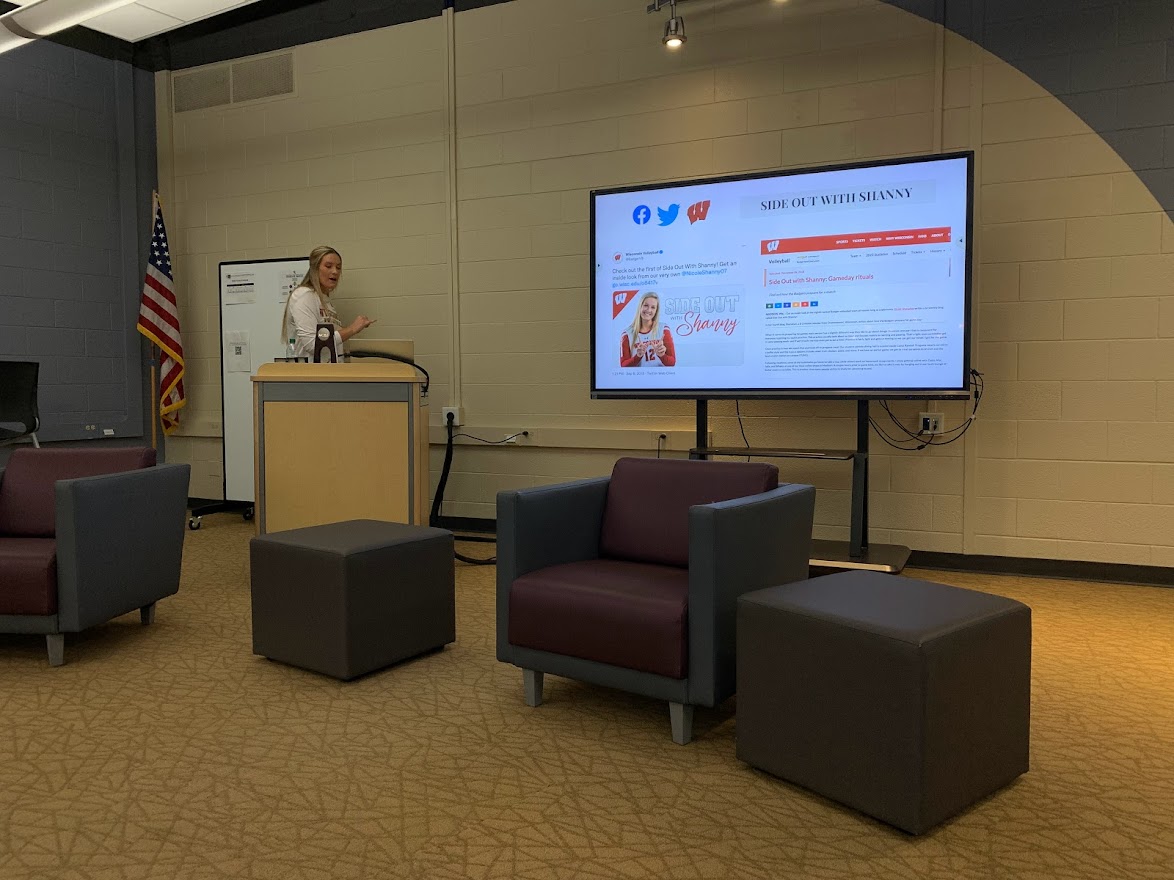 oconschools's tweet photo. Nicole Shanahan, 2017 #OHSAlumni, returned to share her path with 3 Business & Marketing classes at OHS! Her path allowed her some amazing experiences including using her sports marketing education to help with the NCAA final 4 tournament & the Super Bowl! #OconPride #OconDriven https://t.co/KnSibppaxp