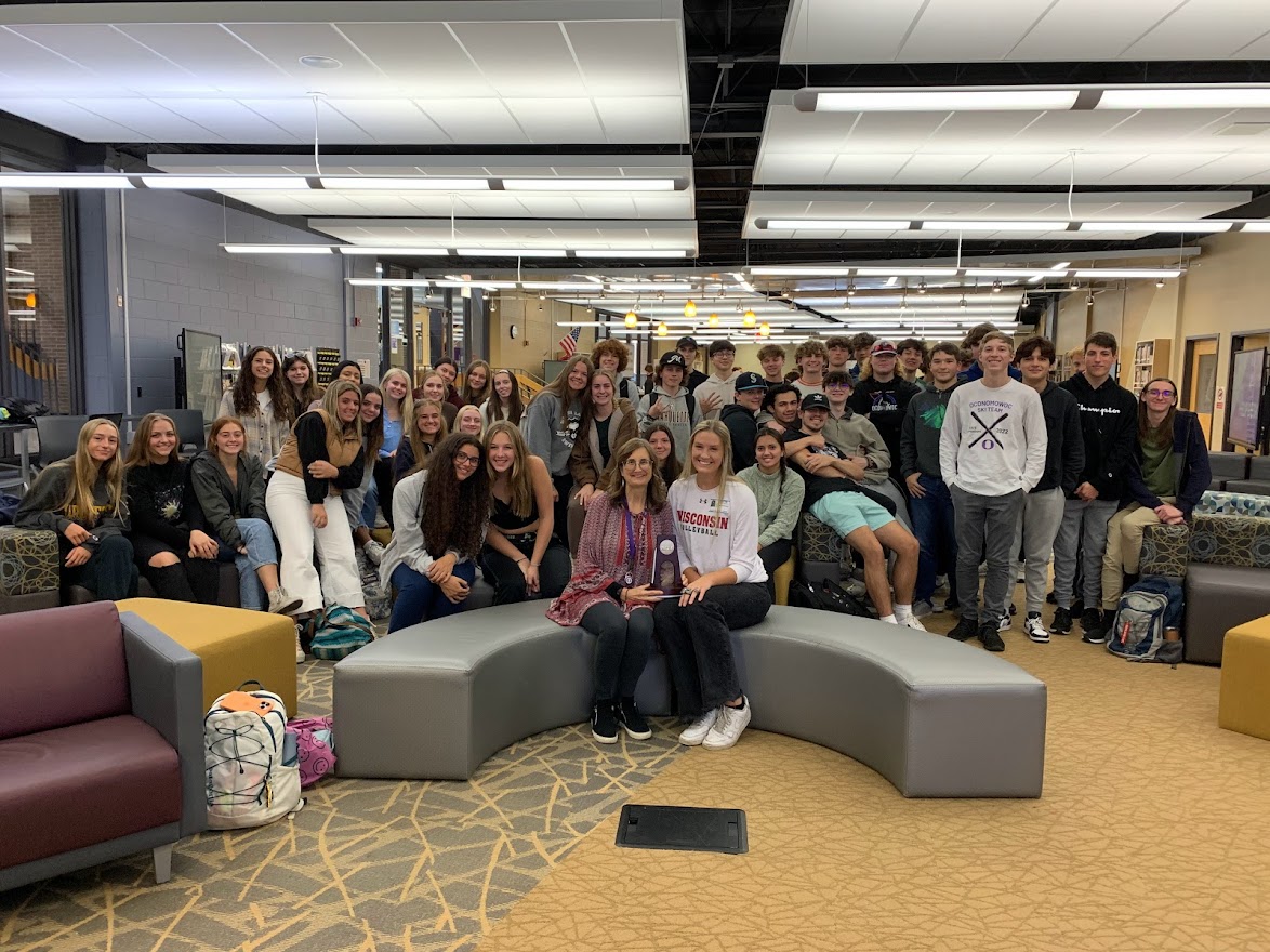 oconschools's tweet photo. Nicole Shanahan, 2017 #OHSAlumni, returned to share her path with 3 Business & Marketing classes at OHS! Her path allowed her some amazing experiences including using her sports marketing education to help with the NCAA final 4 tournament & the Super Bowl! #OconPride #OconDriven https://t.co/KnSibppaxp