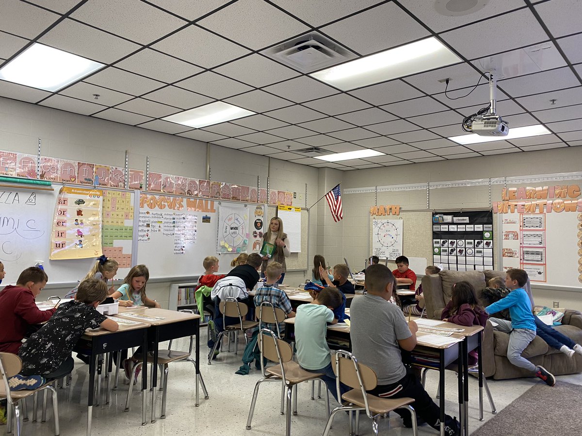 TiffanyMarieLu1's tweet photo. Students in Mrs. Scruggs’ room are working together to answer their wonders using text evidence. I love to see students owning their learning! Way to go 2nd grade! @kdjarratt @KSmallwoodSCS @PGEcubs #SumnerAchieves https://t.co/sxdUfcKLp4