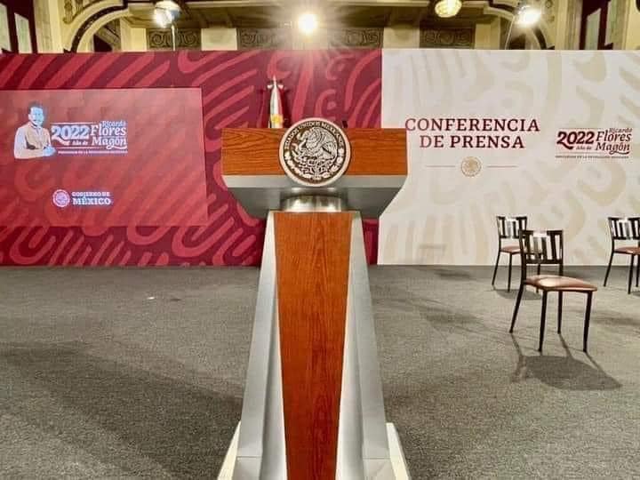 LEOSOSA43B's tweet photo. Nadie llenará ese lugar. Nadie le dará dignidad a esa silla. Nadie igualará una mañanera. Nadie trabajará más de 16 horas al día por su pueblo. Nadie recorrerá el país de norte a sur y de este a oeste, en cada estado, en cada municipio, en cada comunidad. https://t.co/IcFfFnGMzO