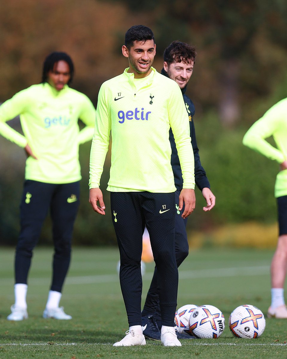 SpursOfficial's tweet photo. All smiles in training 😆 https://t.co/XMElSPs8zH