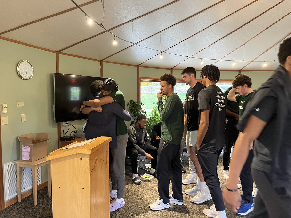 Loyola Men's Basketball tweet media