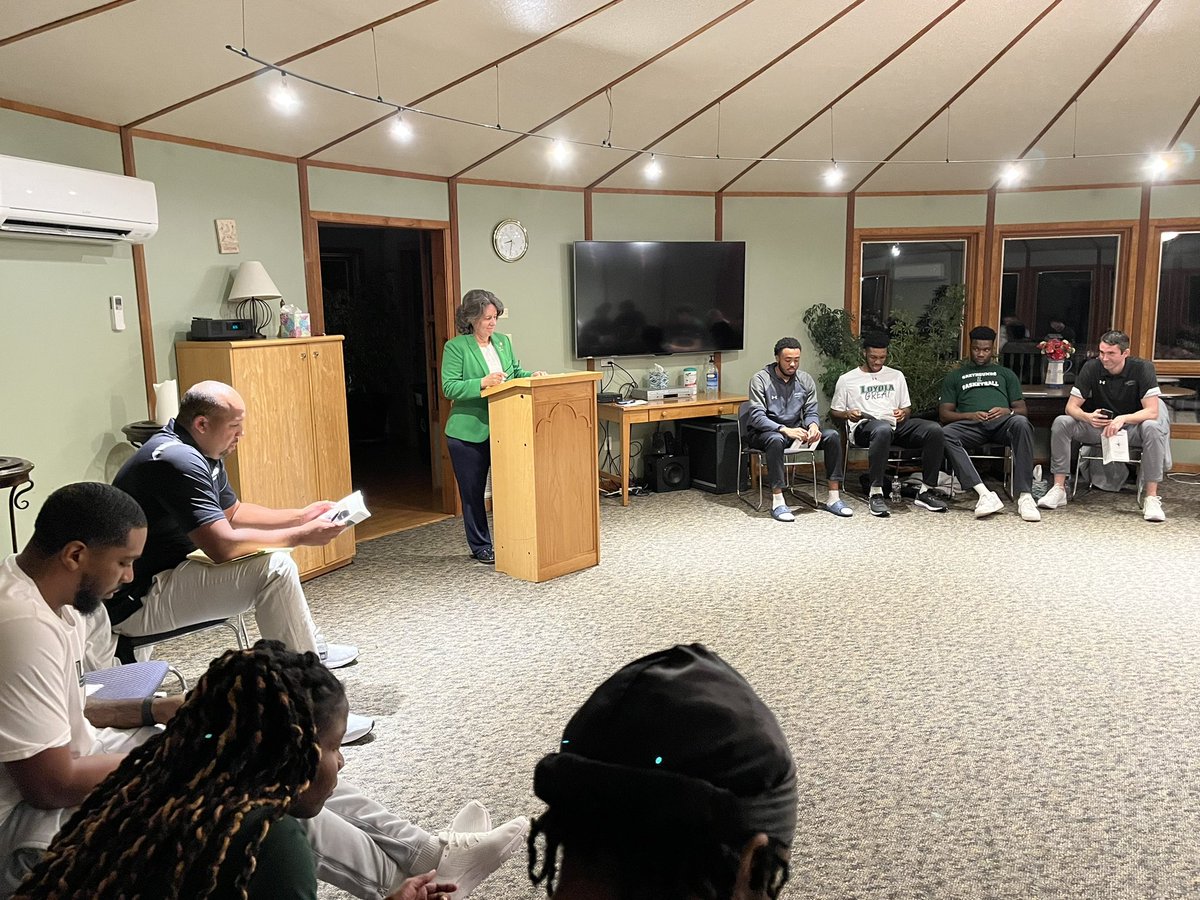 Loyola Men's Basketball tweet media