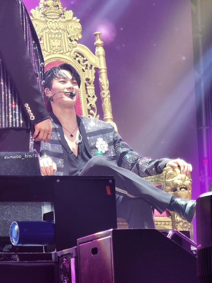 LOOK AT THIS KING MOON #MOONBIN!!!👑🌙