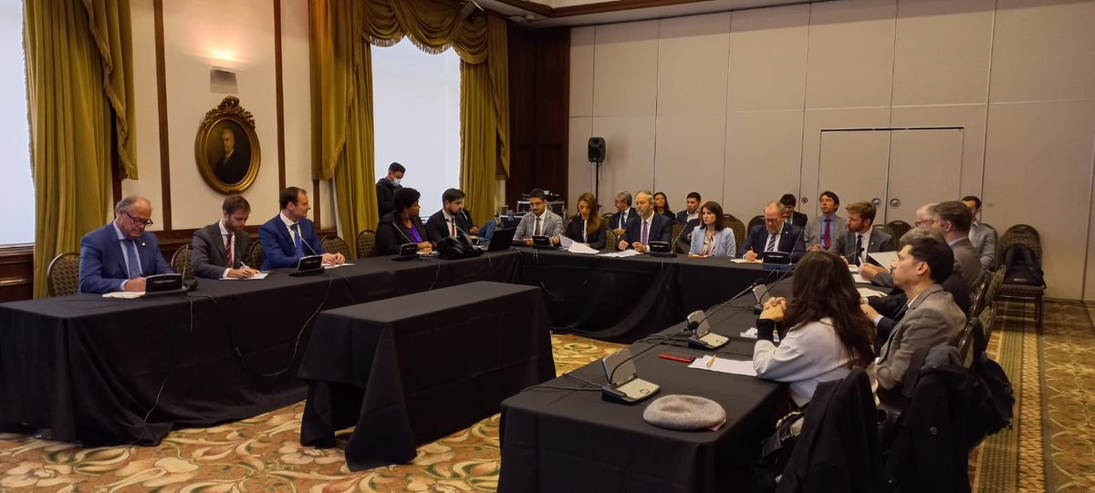 subrei_chile's tweet photo. Hoy Directora Multilateral (s) Krasna Bobenrieth y el Jefe División de Políticas y Estudios Energéticos y Ambientales @MinEnergia Alex Santander, recibieron a delegación compuesta por representantes del Puerto de Amberes y de empresas belgas para conversar sobre hidrógeno verde. https://t.co/0xj4EdYTy1