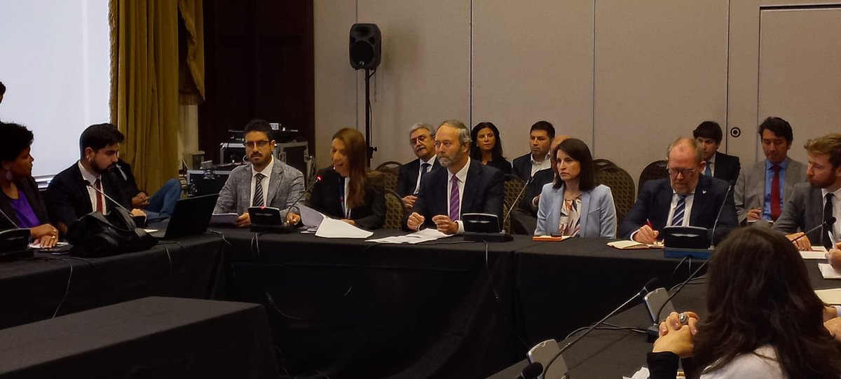 subrei_chile's tweet photo. Hoy Directora Multilateral (s) Krasna Bobenrieth y el Jefe División de Políticas y Estudios Energéticos y Ambientales @MinEnergia Alex Santander, recibieron a delegación compuesta por representantes del Puerto de Amberes y de empresas belgas para conversar sobre hidrógeno verde. https://t.co/0xj4EdYTy1