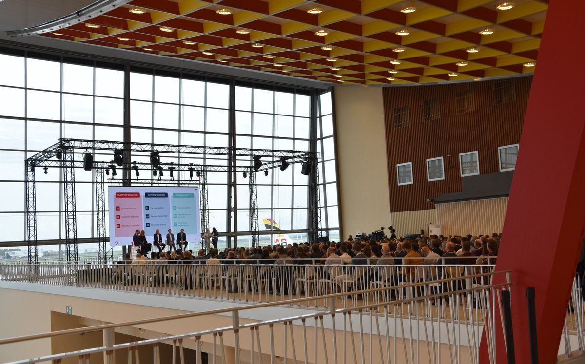 SylvieVdEynde's tweet photo. #StrategyWeek officially kicked off. Our colleagues can join insightful keynotes, workshops & guided tours based on the 3 pillars of our #Shift2027 strategy: hub performance, diversification & sustainability. Letβs embrace our challenges & become stronger together. πͺ https://t.co/oyOdT4SjLQ