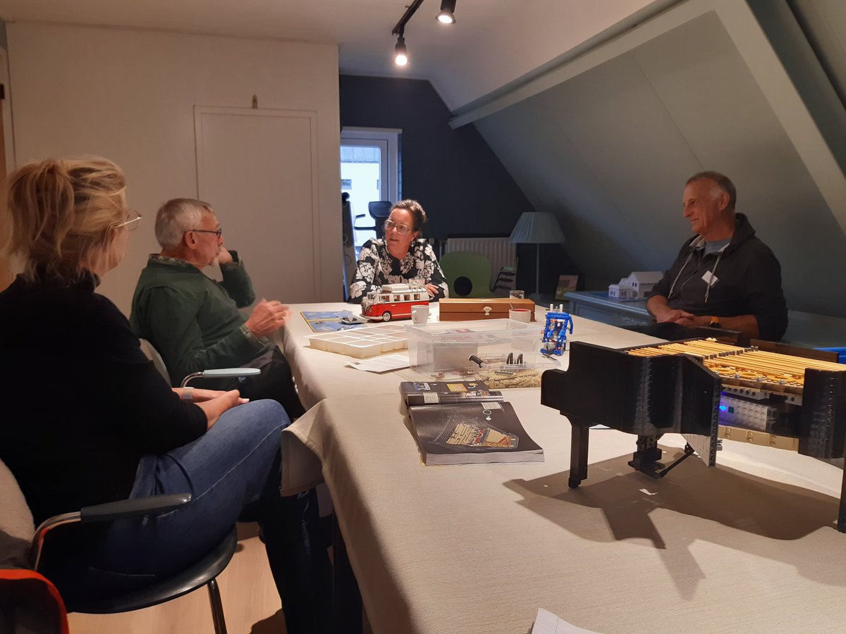 Dit is Bovenkamer van het Bakkershuis. Eigenhandig opgeknapt en nu wordt hier met technisch Lego gewerkt. Geweldig hoe mensen met dementie, mantelzorgers en vrijwilligers het Bakkershuis invulling geven. Onder de geweldige coördinatie van <a href="/MarjondJong/">Marjon de Jong</a> #dementiebelang <a href="/alzheimernl/">Alzheimer Nederland</a>