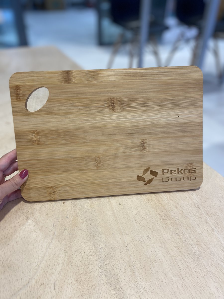 FabLabStQ's tweet photo. Con la cortadora láser se puede personalizar cualquier producto. Estas tablas de corte están personalizadas para Pekos Group (con Playcook).

Puedes hacer un producto para...
🖤 regalar en tu empresa
❤️ regalar a una persona especial
🤍 o para ti! 

#digitalfabrication #fablab https://t.co/CpdNXq2lya