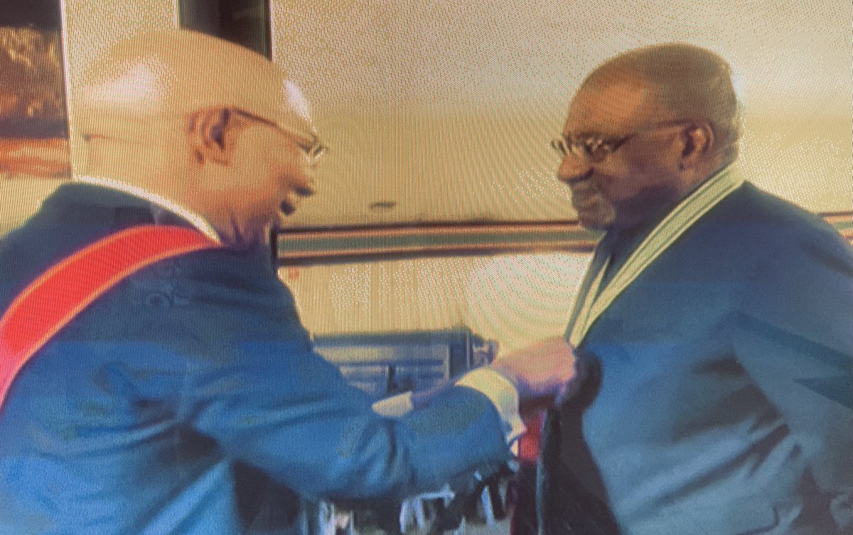 Calabash Festival (@calabashfest) on Twitter photo The Commander of the Order of Distinction šÆš² ā¦<a href="/kwamedawes/">Kwame Dawes</a>ā© our proud bag buss! #Jamaica #service #pride #NationalHonours The Commander of the Order of Distinction šÆš² ā¦<a href="/kwamedawes/">Kwame Dawes</a>ā© our proud bag buss! #Jamaica #service #pride #NationalHonours