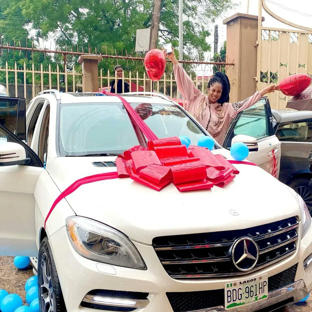 legitngnews's tweet photo. It's double congratulations for actress Amarachi Gidimbah as she recently gave birth and got a push gift from her husband.

📸: @amarachiigidimbah (Instagram)

#legitpost #legitng #nollywood #mondaygoodness https://t.co/xy6LGeIU5H