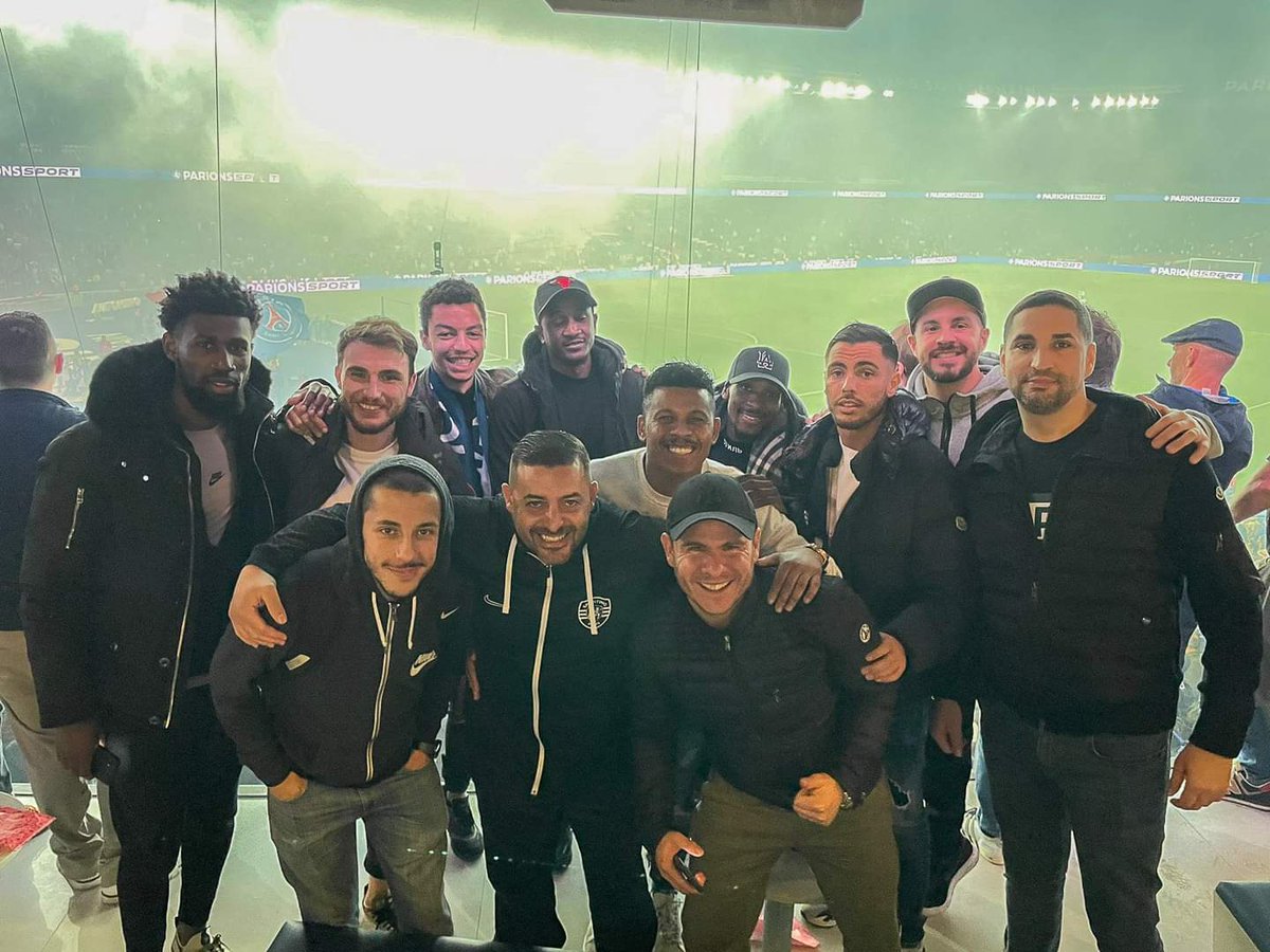 ParisSporting's tweet photo. Les lions étaient présents hier au Parc des Princes pour le « Classique » avec à la clé une victoire parisienne ✊
Nous remercions le Paris Saint-Germain ainsi que Nasser pour l’accueil au sein de l’espace « Le Deck » 🤝
#EnsembleToutEstPossible #MerciNasser 🦁💚 https://t.co/ekn6kvQYQs