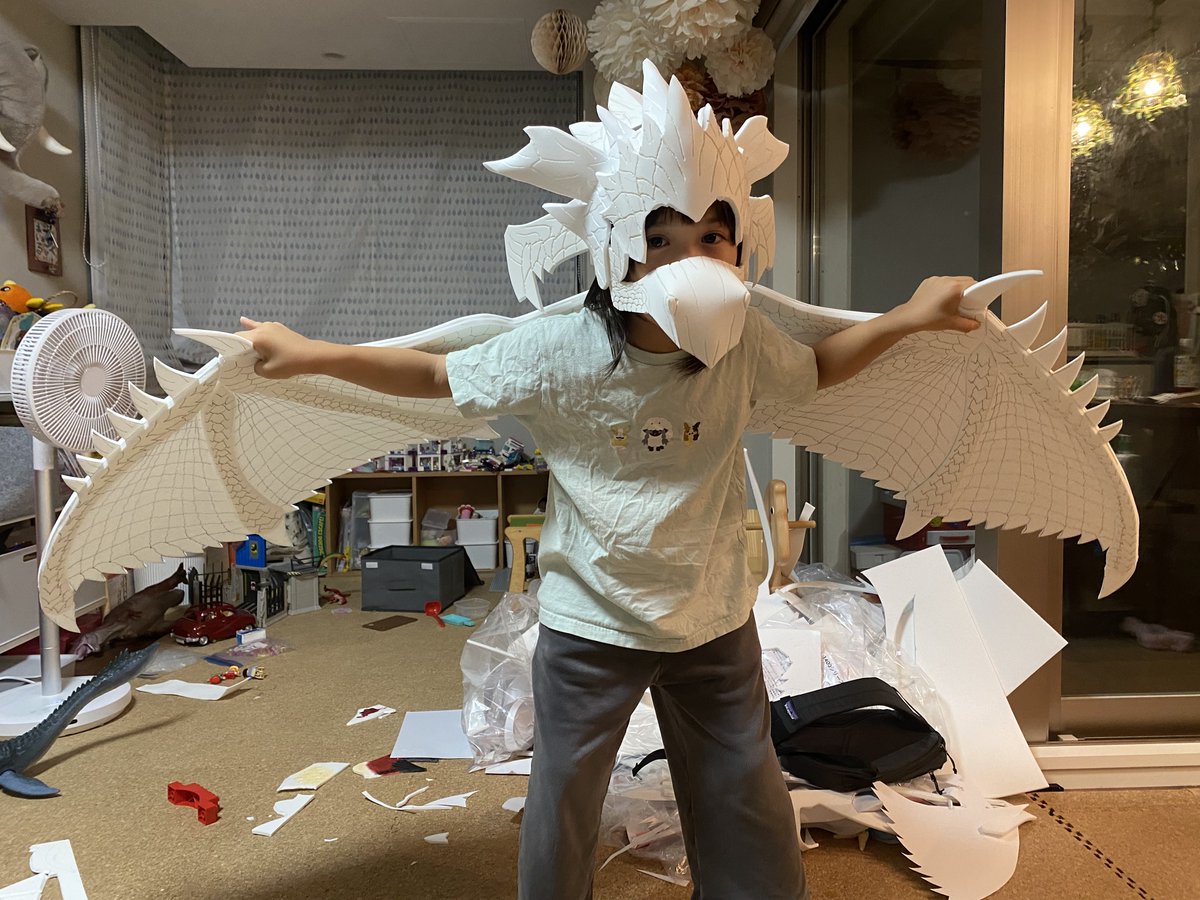 HandmadeDen's tweet photo. ハロウィンコンテストに向けてドラゴン（リオレウス）製作中。
猛ダッシュで作ってます https://t.co/40CauEkhCR