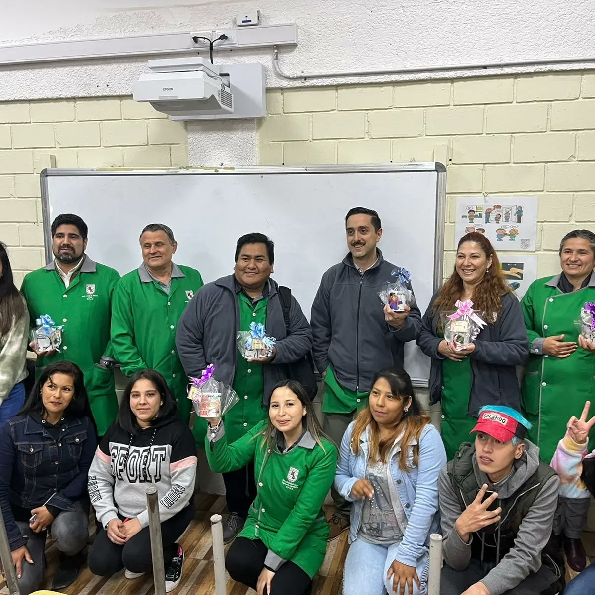 SchoolKronos's tweet photo. El pasado jueves 13 de octubre, el 3 y 4 HC B les entregó un hermoso presente a los profesores en el día del funcionario. Agradecemos enormemente tal bonito gesto. https://t.co/5rvZpgTDdF