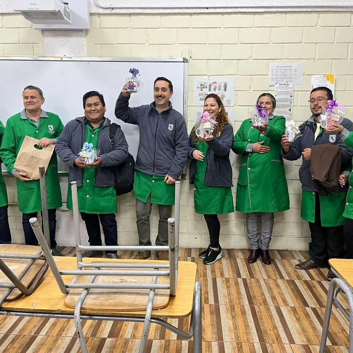 SchoolKronos's tweet photo. El pasado jueves 13 de octubre, el 3 y 4 HC B les entregó un hermoso presente a los profesores en el día del funcionario. Agradecemos enormemente tal bonito gesto. https://t.co/5rvZpgTDdF