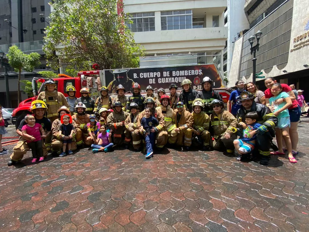 Cuartel_13's tweet photo. Nuestro Ejercicio de Agua. Alrededor de 30 vehículos y 600 bomberos participaron en esta tradicional actividad que celebra el trabajo de @bomberosgye junto a nuestro Comandante C-37 @capdaniloc37 
C-15 @roddymoran 
Nuestro Jefe de Brigada JB-1 @chief_huerta 
🚒👨‍🚒🇪🇨 https://t.co/kZUA8d2lpG
