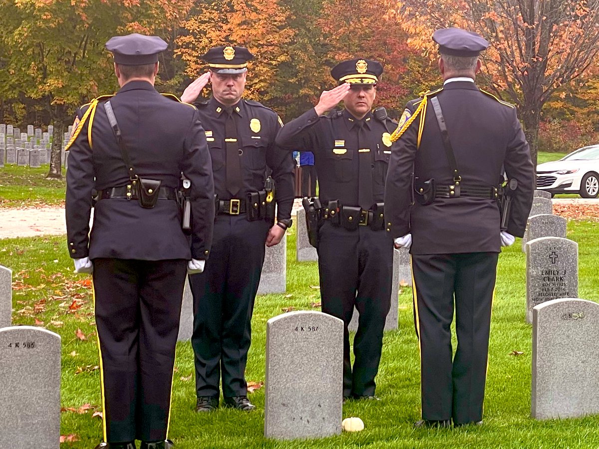 mht_nh_police's tweet photo. Today Manchester Police Officers held a graveside ceremony for Officer Michael Briggs who died in line of duty 16 years ago. He was 35 years old and had been with the MPD for 5 yrs. 

Officer Briggs and his sacrifice will never be forgotten. Thank you for your service. https://t.co/gOeT5B3dYo
