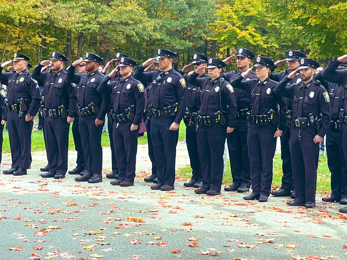 mht_nh_police's tweet photo. Today Manchester Police Officers held a graveside ceremony for Officer Michael Briggs who died in line of duty 16 years ago. He was 35 years old and had been with the MPD for 5 yrs. 

Officer Briggs and his sacrifice will never be forgotten. Thank you for your service. https://t.co/gOeT5B3dYo