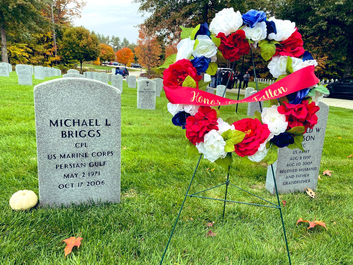 mht_nh_police's tweet photo. Today Manchester Police Officers held a graveside ceremony for Officer Michael Briggs who died in line of duty 16 years ago. He was 35 years old and had been with the MPD for 5 yrs. 

Officer Briggs and his sacrifice will never be forgotten. Thank you for your service. https://t.co/gOeT5B3dYo