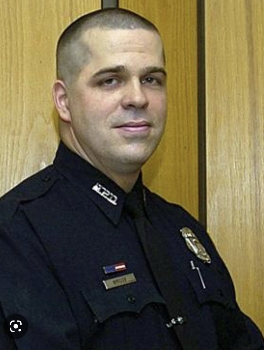 mht_nh_police's tweet photo. Today Manchester Police Officers held a graveside ceremony for Officer Michael Briggs who died in line of duty 16 years ago. He was 35 years old and had been with the MPD for 5 yrs. 

Officer Briggs and his sacrifice will never be forgotten. Thank you for your service. https://t.co/gOeT5B3dYo