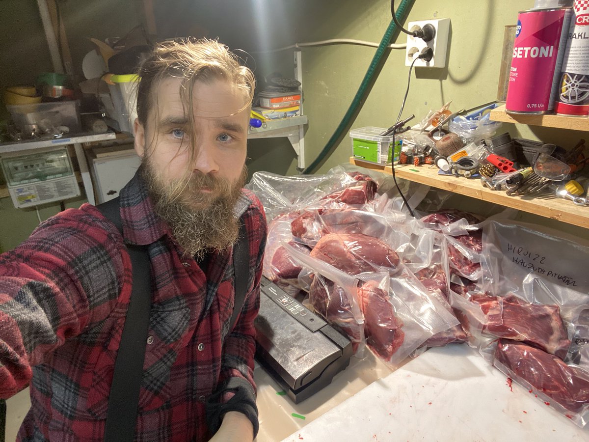 1/ Sain lauantaina ampumani hirven käsiteltyä loppuun asti. Ketju siitä mitä tähän pisteeseen pääseminen vaati.