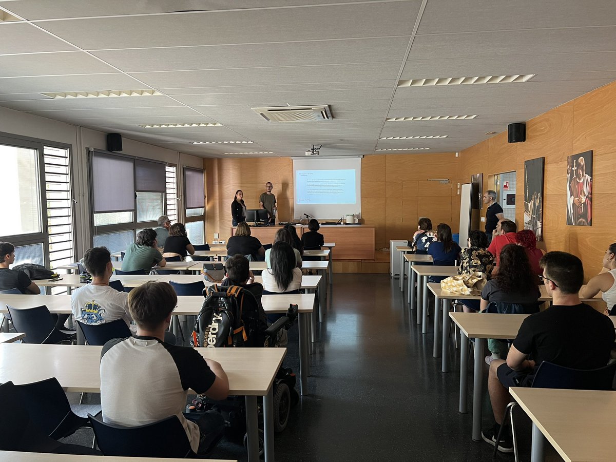 iesmisteridelx_'s tweet photo. Iniciem amb molta il·lusió una nova etapa al nostre centre: la implantació dels cicles superiors de Gràfica Interactiva i de Disseny de Còmic. Hui equip directiu i professors presentem aquests cicles als alumnes que s'hi han matriculat. Creix la família educativa. #SomMisteridElx https://t.co/1sJJLXh6XV