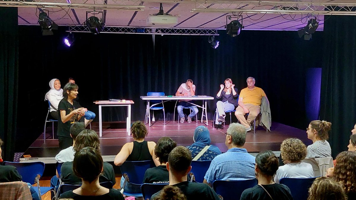 ArnauItinerant's tweet photo. Nosaltres hi vam aportar i explicar la nostra experiència de cultura comunitària i, de la mà de @patothom, vam contribuir-hi també amb "La insuportable banalitat del tema", espectacle de teatre-fòrum contra la islamofòbia. 🎭 ✊

#FiraESSSPobleSec https://t.co/27CjOHcKPc