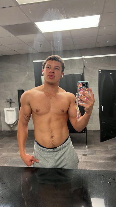 the gym has me feeling GOOD lately https://t.co/yaZR0fa2ss