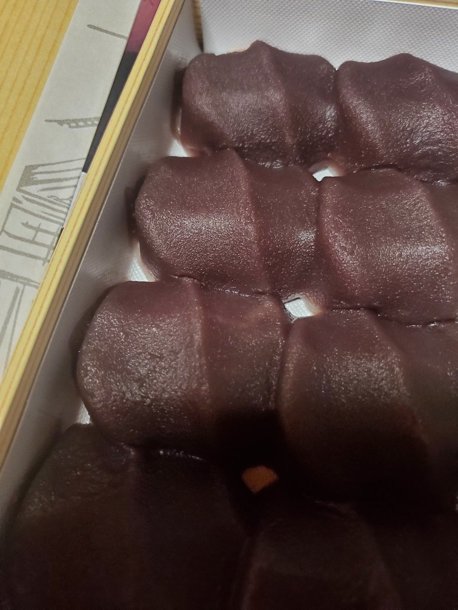 「しごおわ帰宅昨日土産とか買ってる暇無かったけど駅で自分用に買ったの食べる 」|リツコ (´⊗ゝ⊗`)のイラスト