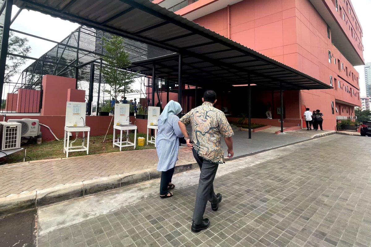 aniesbaswedan's tweet photo. Menuruti saran warganet, banyak yg mengusulkan saya istirahat dulu. Baik, tadi saran itu kami jalankan. :)

Alhamdulillah, hari pertama kembali sebagai warga Jakarta. Bareng Fery jalan kaki ke sekolah Kaisar, utk hadiri undangan pertemuan orang tua dan guru, yg sudah lama absen. https://t.co/R11qmFJWuA