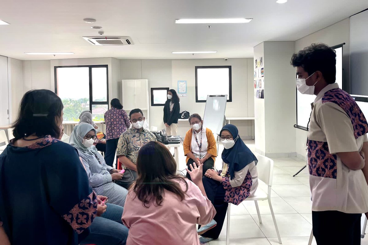 aniesbaswedan's tweet photo. Menuruti saran warganet, banyak yg mengusulkan saya istirahat dulu. Baik, tadi saran itu kami jalankan. :)

Alhamdulillah, hari pertama kembali sebagai warga Jakarta. Bareng Fery jalan kaki ke sekolah Kaisar, utk hadiri undangan pertemuan orang tua dan guru, yg sudah lama absen. https://t.co/R11qmFJWuA