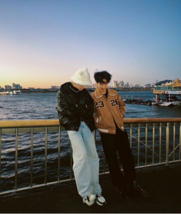 iaugustyou's tweet photo. : สิงคโปร์มี มม พงต๋อง 
: แต่โซลมีรูปคู่พงต๋องที่ลงโดยพงศกร
แล้วรูปคู่ฟีลแฟนมาก อยู่ไม่ได้แล้ว ㅠ ㅠ
.
แจก 50/2 มันอิ่มความสุขมากๆ 😭💖
รีอย่างเดียวคับ พรุ่งนี้มาสุ่ม #พงต๋อง https://t.co/ELoA8gfkf2