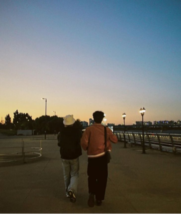 iaugustyou's tweet photo. : สิงคโปร์มี มม พงต๋อง 
: แต่โซลมีรูปคู่พงต๋องที่ลงโดยพงศกร
แล้วรูปคู่ฟีลแฟนมาก อยู่ไม่ได้แล้ว ㅠ ㅠ
.
แจก 50/2 มันอิ่มความสุขมากๆ 😭💖
รีอย่างเดียวคับ พรุ่งนี้มาสุ่ม #พงต๋อง https://t.co/ELoA8gfkf2